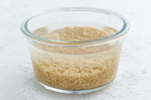 Soaking brown rice cereal in water to ferment cereals and neutralize phytic acid