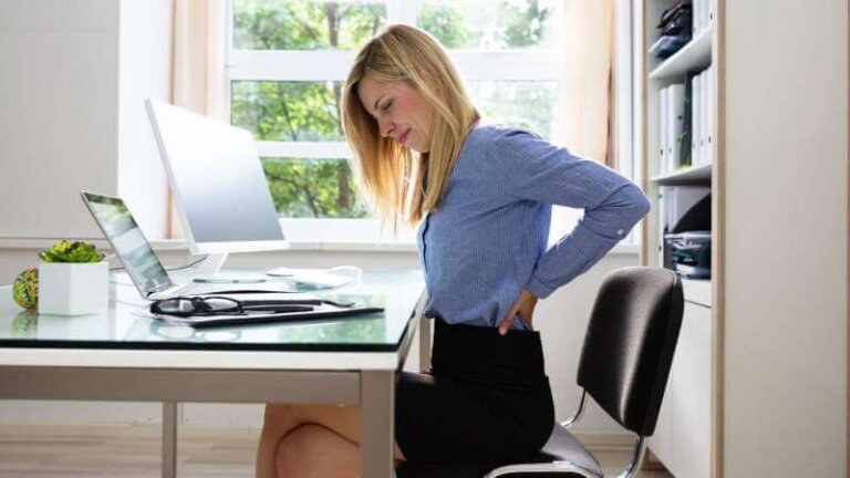 Office-women-backpain