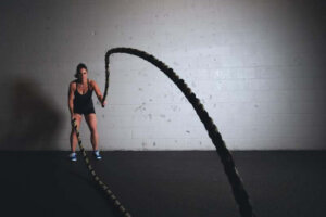 women-training-ropes-workout-fitness