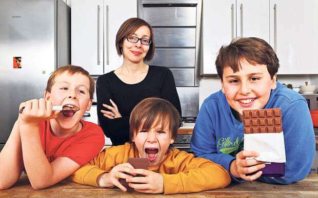 Children with chcolate with mom