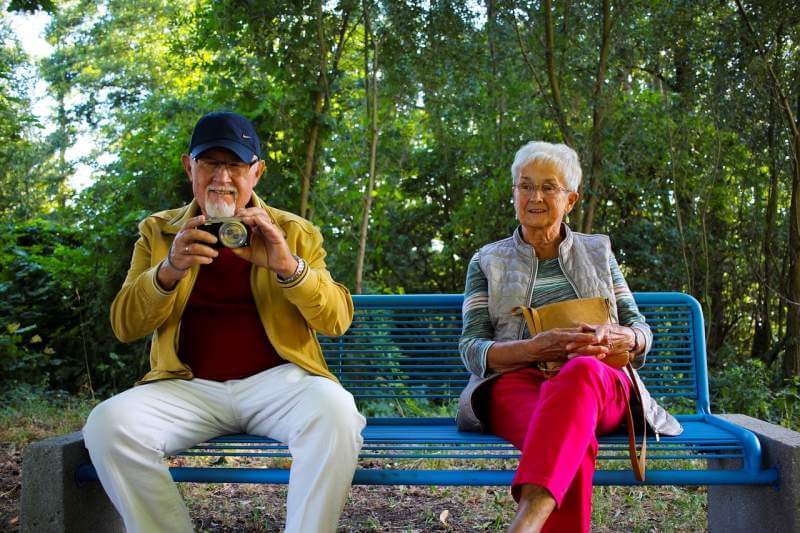 grandparents-seniors-relax-park