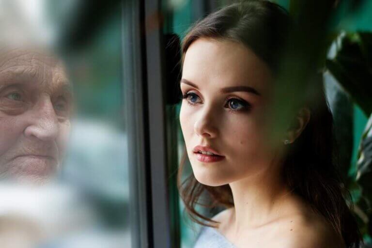 woman-young-old-mirrors